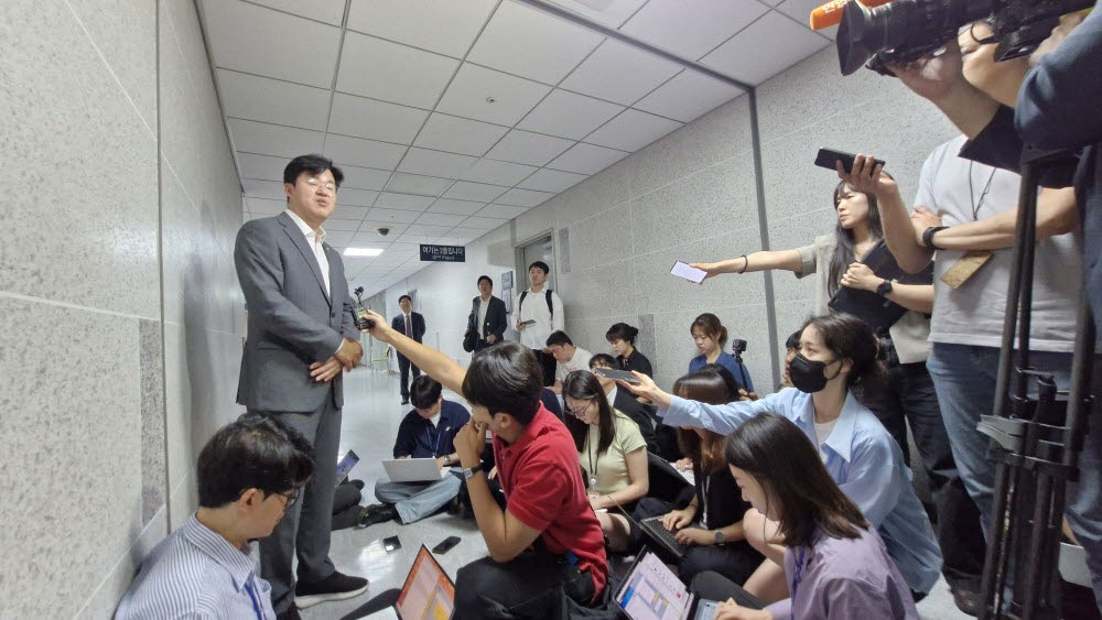 국회 정무위원회 여당 간사인 박상혁 더불어민주당 의원은 업무설명회 직후 기자들과 만나 “디지털자산기본법에 대해서도 여러 의원들이 법안을 발의했고 관심이 많다”며 “미국 지니어스법이 내년에 시행되는 효과에 대해서 시장 전망이 다르기 때문에 (원화 스테이블코인 관련 디지털자산기본법을) 빨리 입법적으로 정부에서 준비하자는 총론적 말씀이 (오늘) 있었고 논의에 나서기로 했다”고 말했다. (사진=최훈길 기자)