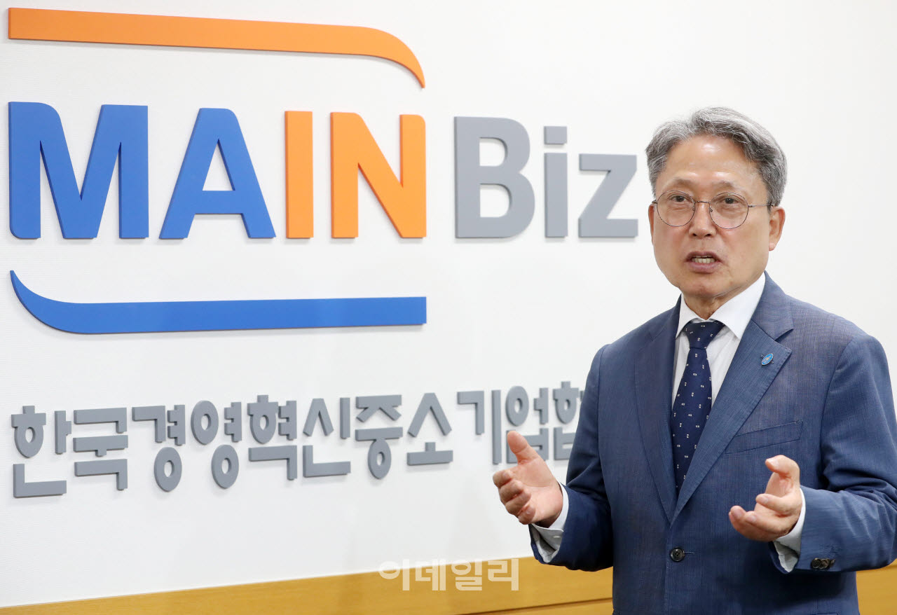 [이데일리 김태형 기자] 김명진 메인비즈협회장이 이데일리와 인터뷰 하고 있다.