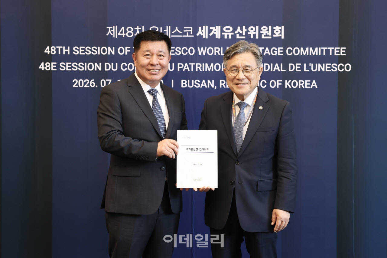 정덕영 시장(왼쪽)이 허민 국가유산청장에게 건의자료를 전달하고 기념촬영을 하고 있다.(사진=양주시)