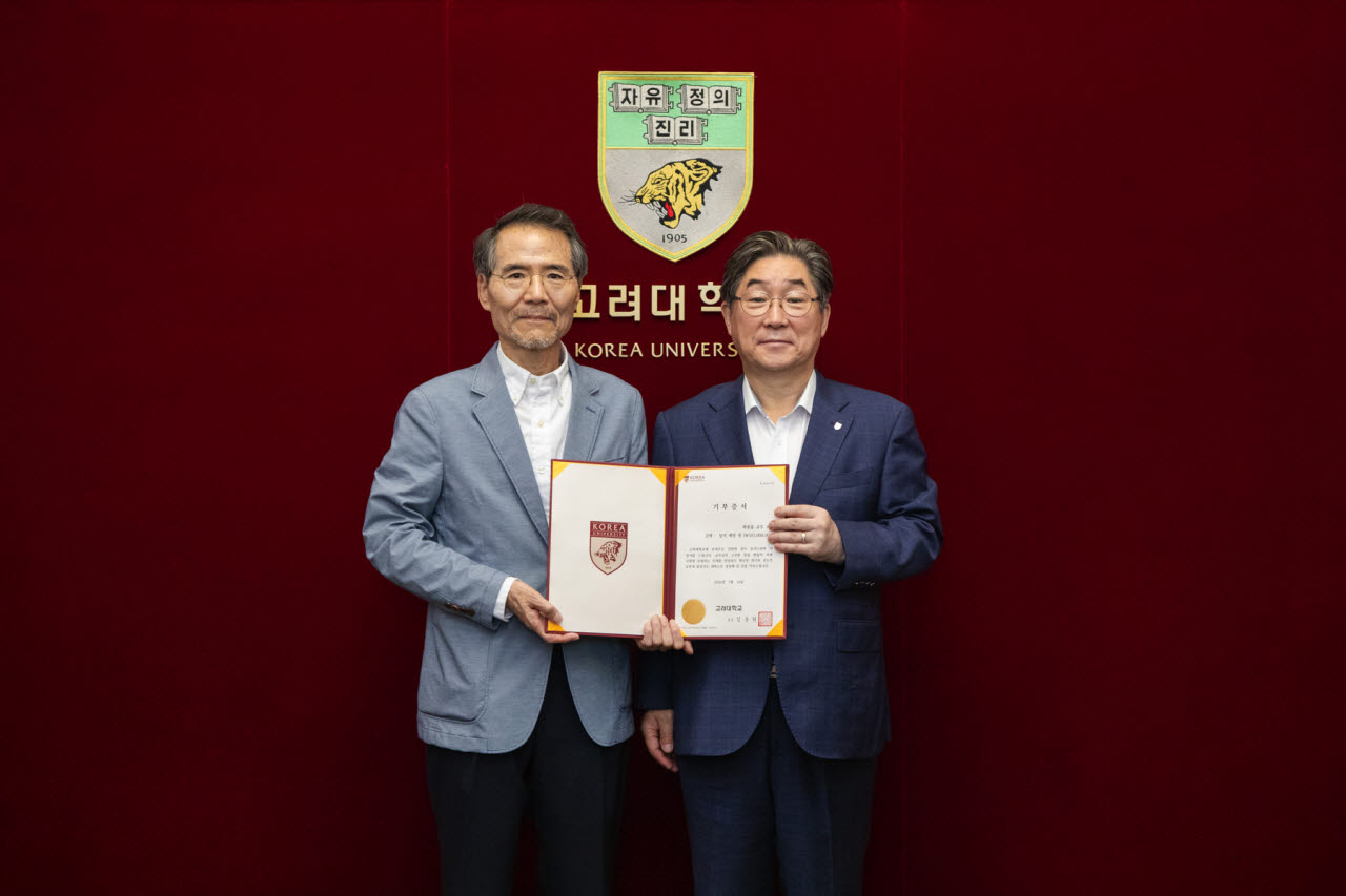 왼쪽부터 곽종윤 교우 전 삼화페인트 기술 고문, 김동원 총장(사진=고려대)