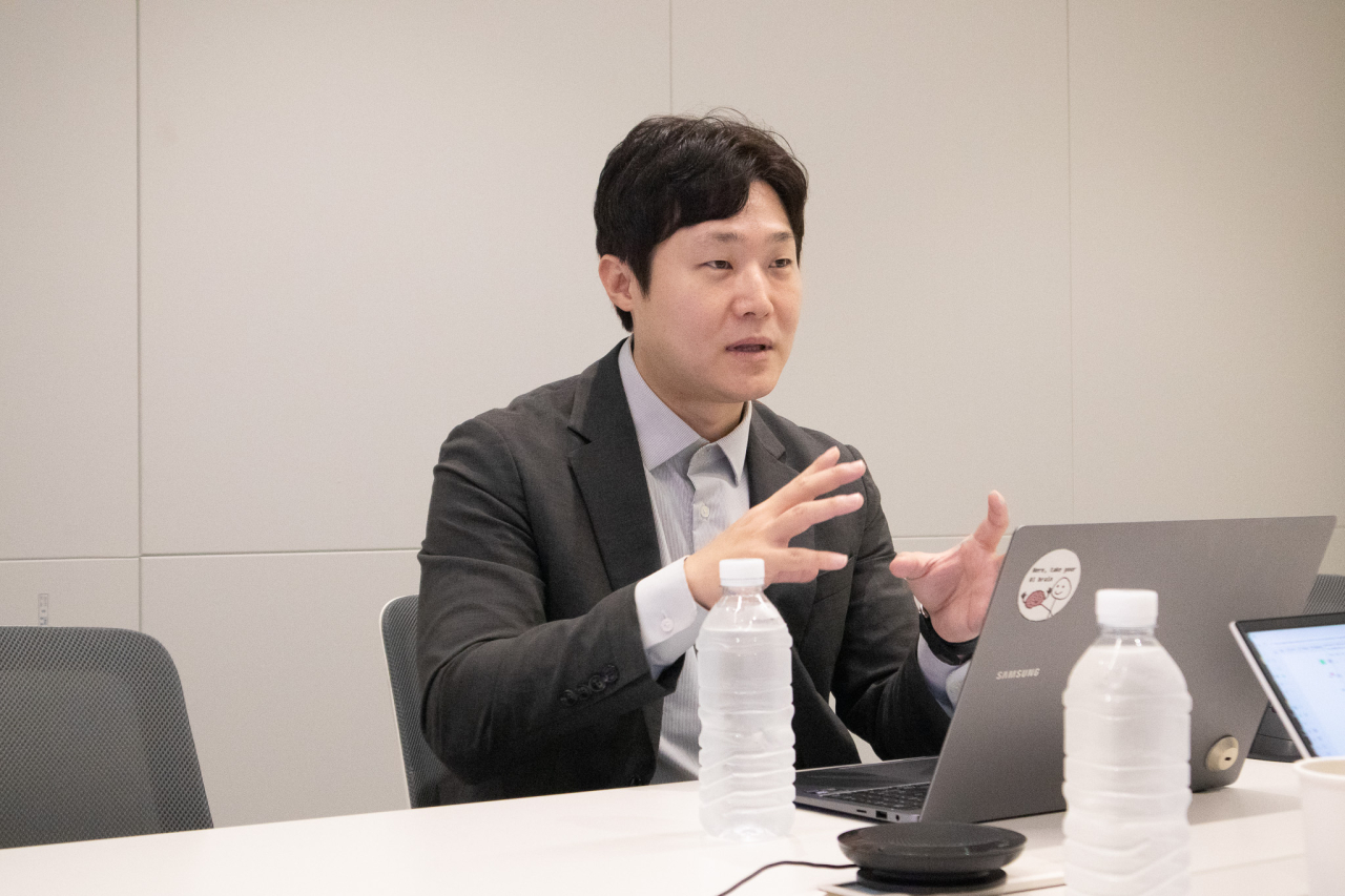 뉴로핏 빈준길 대표가 인터뷰에서 자사 제품에 대해 설명하고 있는 모습 (사진=뉴로핏)