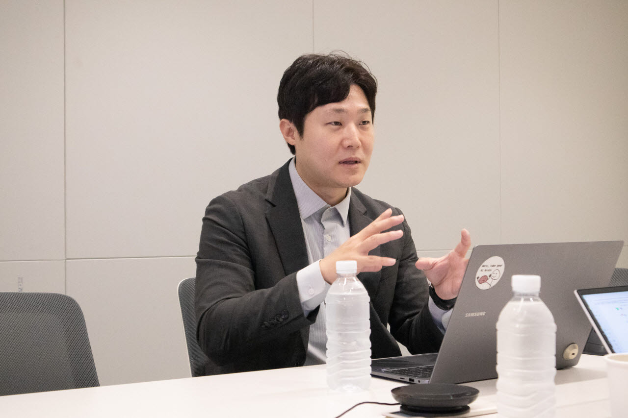 뉴로핏 빈준길 대표가 인터뷰에서 자사 제품에 대해 설명하고 있는 모습 (사진=뉴로핏)