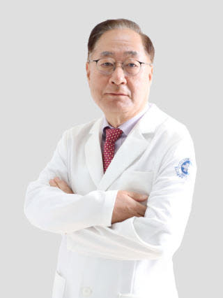 [전문의 칼럼] 노년기의 등이 굽는 현상, 단순 노화가 아니다?
