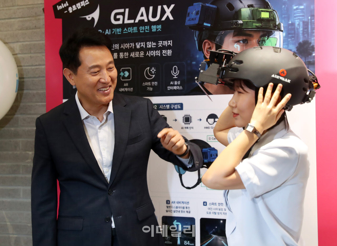 [포토] AI스마트안전헬멧 설명듣는 오세훈 시장