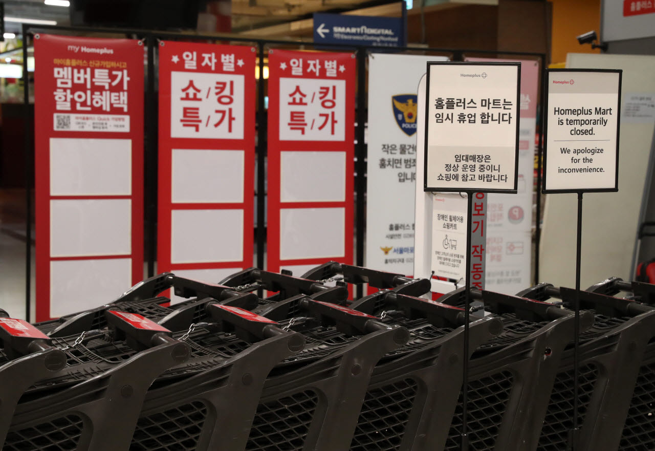 20일 서울 내 한 홈플러스 점포 앞에 임시 휴업을 알리는 안내문이 있다. (사진=김태형 기자)