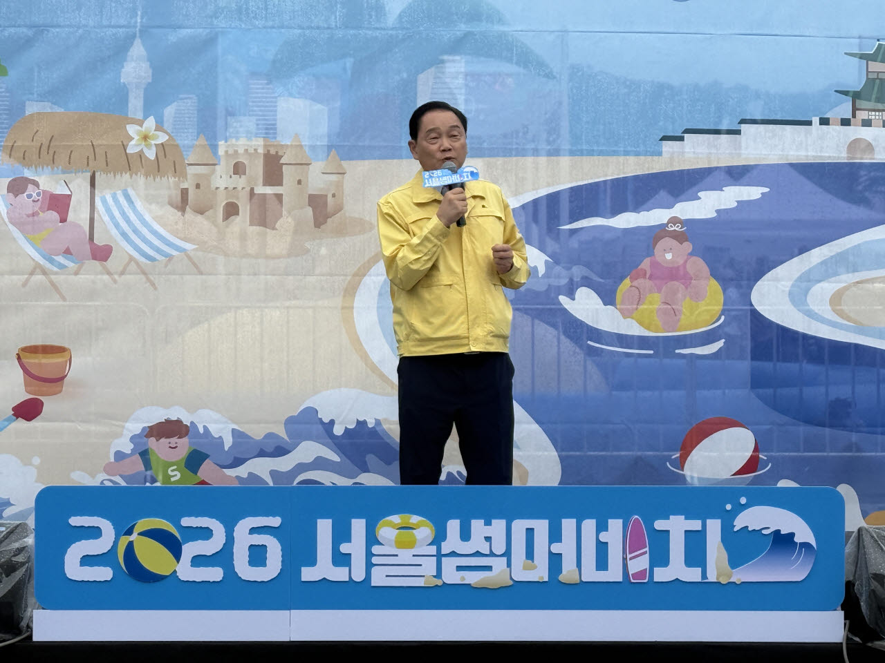 '2026 서울썸머비치' 행사장에서 인삿말 중인 서울관광재단 길기연 대표