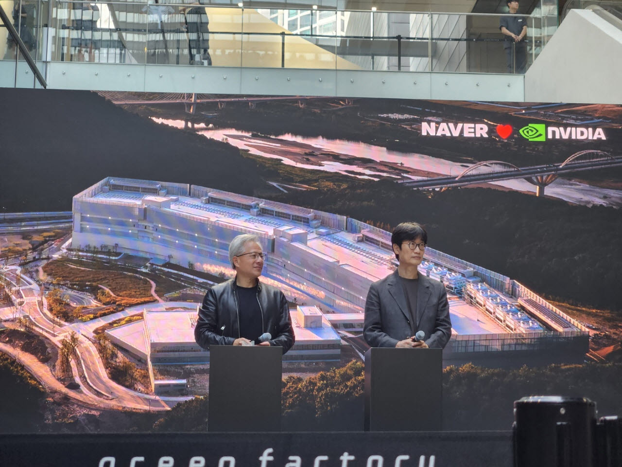 8일 네이버 1784 사옥에 방문한 젠슨 황 엔비디아 CEO가 이해진 네이버 의장과 취재진의 질의에 응답하고 있다.(사진=이소현 기자)