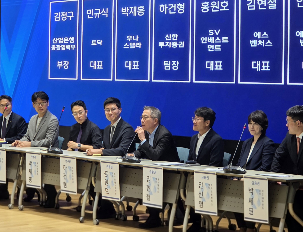 20일 서울 여의도 산업은행 본점에서 열린 '초장기기술투자펀드 도입 방안 공청회'에서 패널들이 토론하고 있다. 왼쪽부터 김정구 산업은행 총괄협력부 부장, 민규식 토닥 대표, 박재홍 우나스텔라 대표, 하건형 신한투자증권 팀장, 홍원호 SV인베스트먼트 대표, 김현철 에스벤처스 대표, 안신영 에이스톤벤처스 대표, 박세근 아주IB투자 상무./ 사진 = 원재연 기자
