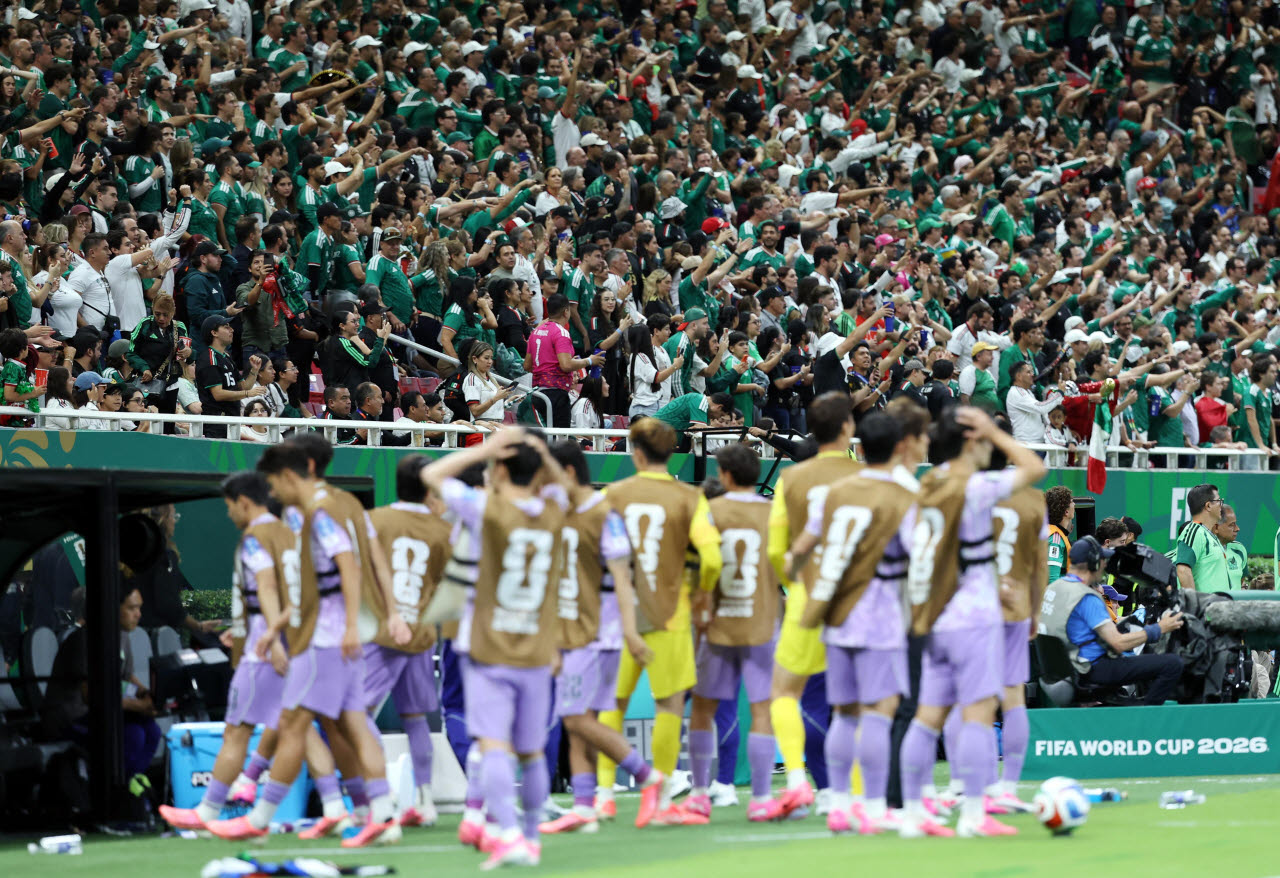 18일(현지 시간) 멕시코 과달라하라 스타디움에서 열린 2026 북중미 월드컵 조별리그 A조 대한민국과 멕시코의 경기 종료 후 한국 축구대표팀이 경기장을 빠져나가고 있다. 한국은 멕시코에 0-1로 패했다. (사진=뉴시스)