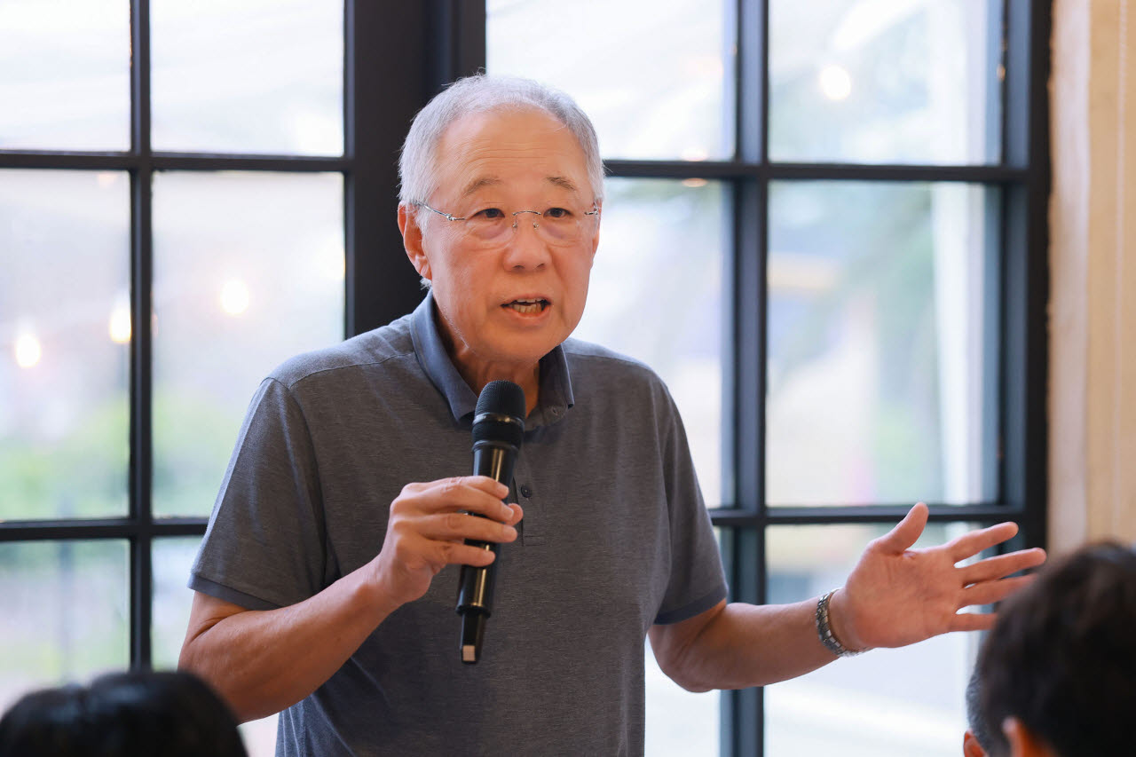 류진 한국경제인협회 회장이 17일 제주 서귀포시 인근식당에서 열린 제주하계포럼 기자간담회에서 발언하고 있다. (사진=한경협)