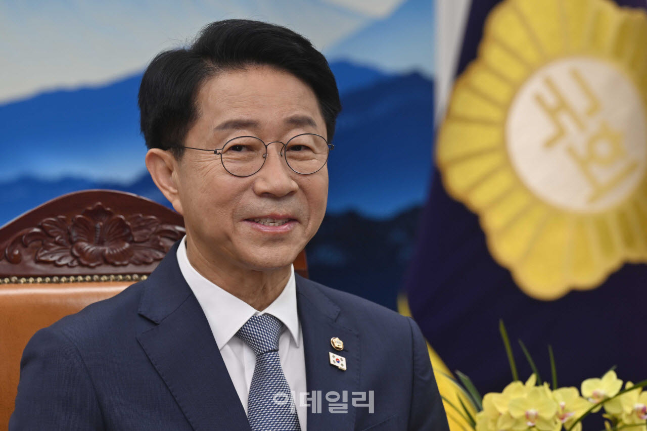 조정식 국회의장이 17일 오전 서울 여의도 국회의장 집무실에서 열린 제78주년 제헌절 경축식에 앞서 전직 국회의장, 제헌유족 등과 환담을 나누고 있다. (사진=국회사진기자단)