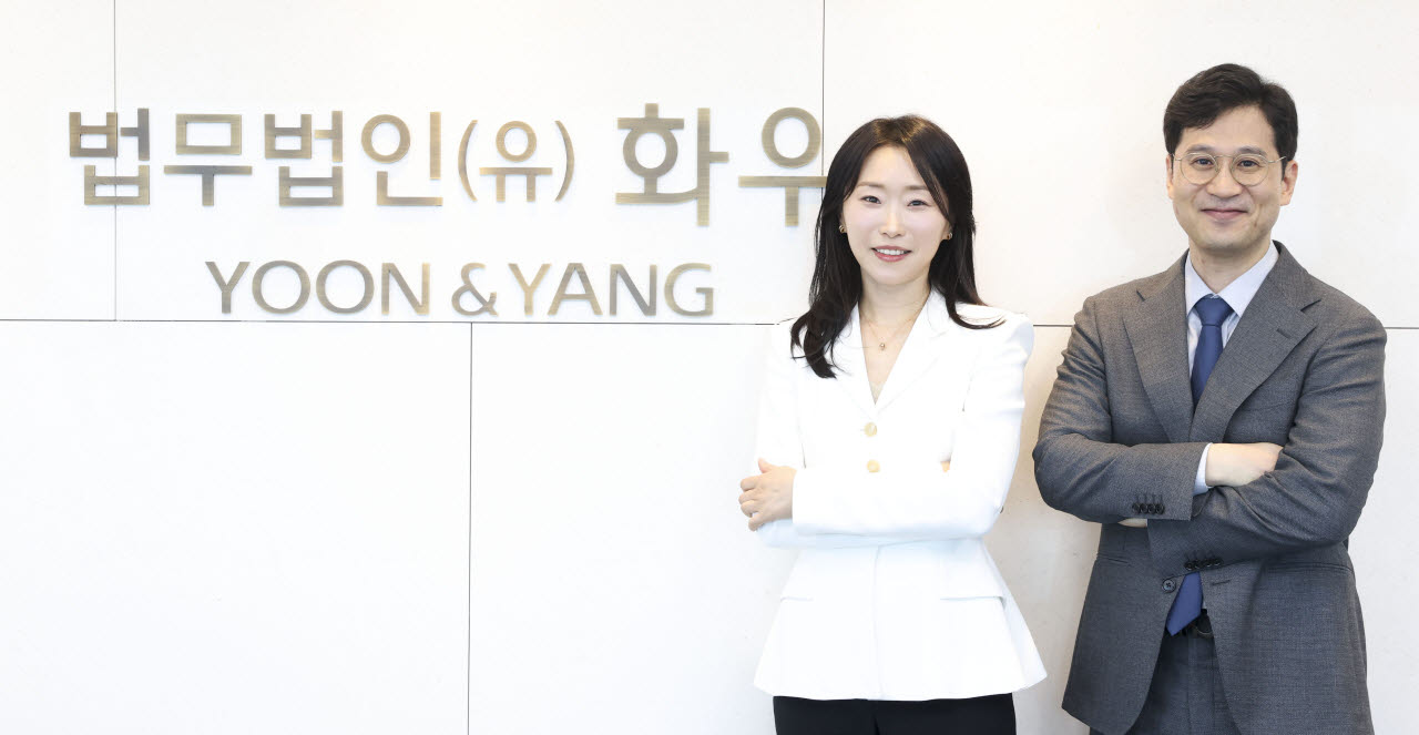 법무법인 화우 윤소연(왼쪽) 변호사와 김영주 변호사가 이데일리와 인터뷰를 하고 있다. (사진=이영훈 기자)