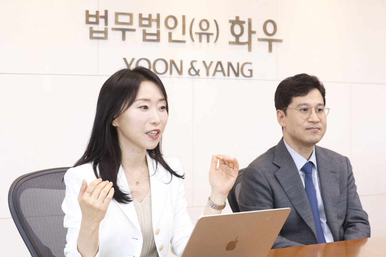 법무법인 화우 윤소연(왼쪽) 변호사와 김영주 변호사가 이데일리와 인터뷰를 하고 있다. (사진=이영훈 기자)