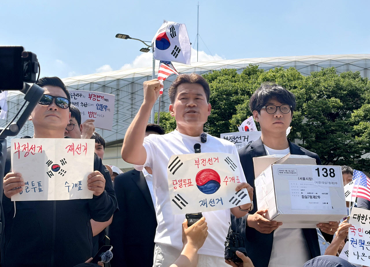 지난 6월 12일 전 한국사 강사 전한길씨와 전씨의 지지자들이 개표소 봉쇄 시위 현장인 서울 송파구 SK핸드볼경기장 앞에서 잠실7동 제2투표소에 보관돼 있다 사라진 투표용지 보관상자 중 1개를 제보를 통해 확보했다고 주장하며 상자를 공개하고 있다.(사진=연합뉴스)