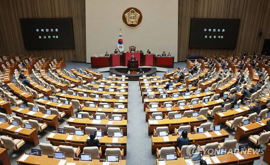 윤상현 국민의힘 의원이 20일 국회에서 열린 7월 임시국회 제1차 본회의에서 윤석열·김건희에 의한 내란·외환 및 국정농단 행위의 진상규명을 위한 특별검사 임명 등에 관한 법률 일부개정법률안에 대해 필리버스터(무제한 토론을 통한 합법적인 의사진행 방해)를 하고 있다. (사진=연합뉴스)