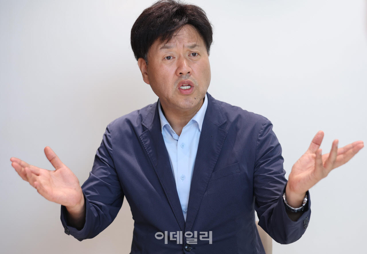 [이데일리 노진환 기자] 김용 더불어민주당 최고위원 후보가 16일 서울 영등포구 여의도동의 한 카페에서 이데일리와 인터뷰를 하고 있다.