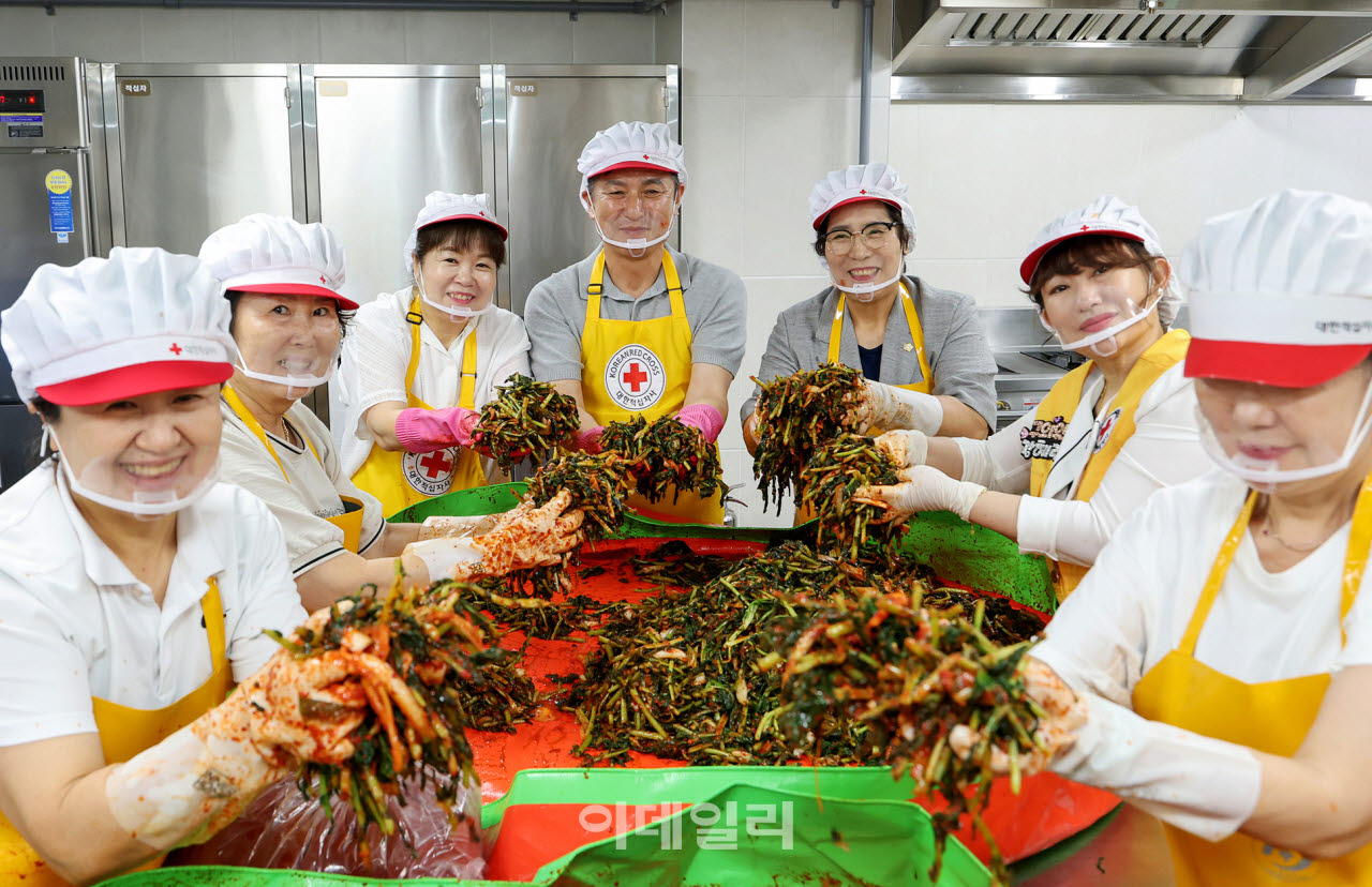 [포토] '여름 김치 나눔' 담그는 김동욱 도봉구청장
