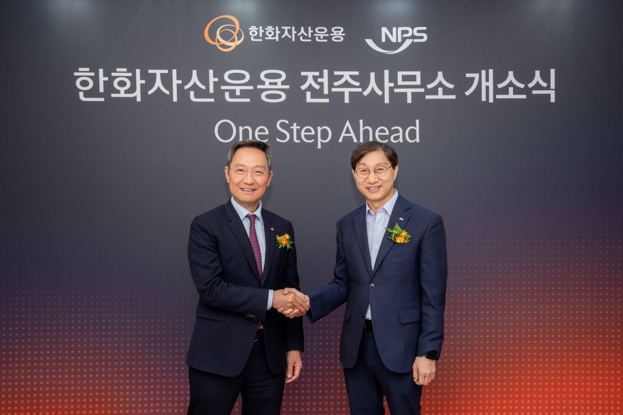 20일 전북특별자치도 전주시에서 열린 한화자산운용 전주사무소 개소식에 참석한 (왼쪽)김종호 한화자산운용 대표와 김성주 국민연금공단 이사장. (사진 제공=한화자산운용)