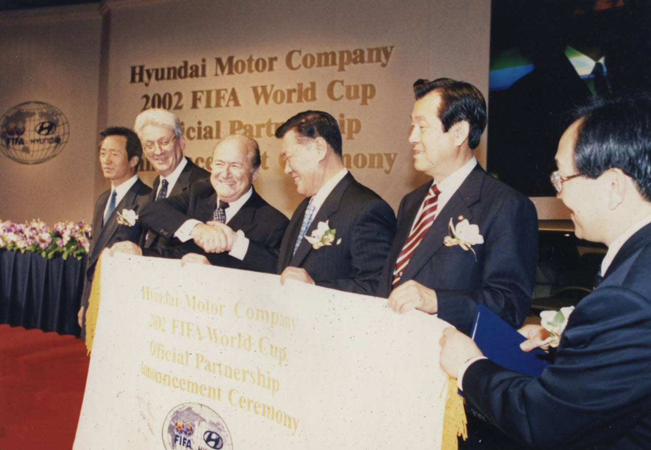 1999년 열린 2002 FIFA 월드컵 공식 파트너십 발표 행사에서 현대차그룹 정몽구 명예회장(오른쪽에서 세 번째) 등 관계자들이 기념 촬영을 하고 있다 (사진=현대차그룹)