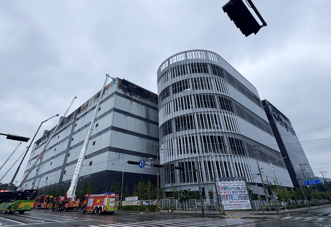소방관들이 21일 인천 서해구 석남동 쿠팡물류센터 주변에서 물을 쏘며 잔불 정리를 하고 있다. (사진 = 인천소방본부 제공)