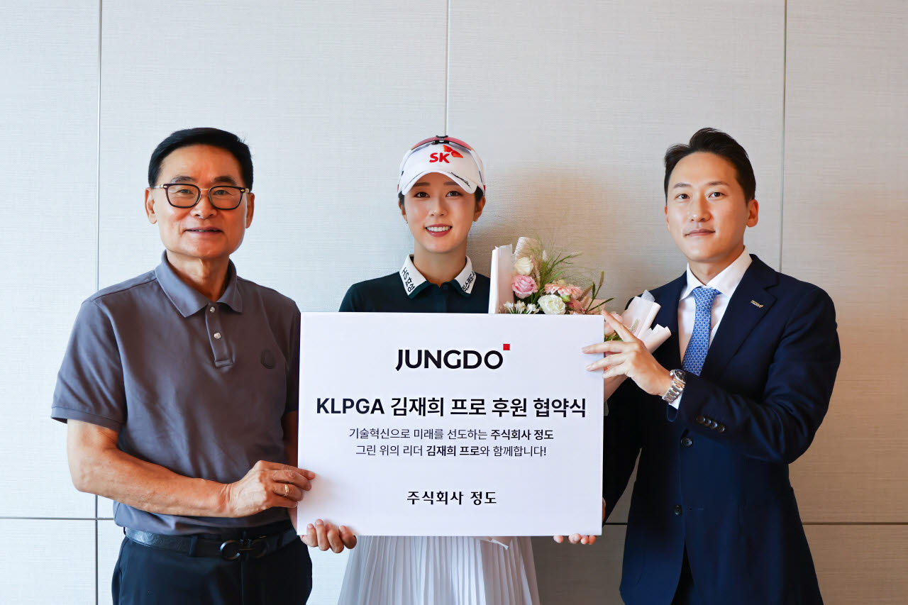 왼쪽부터 이상천 정도 부회장, 김재희, 이우형 대표.(사진=이니셜스포츠 제공)