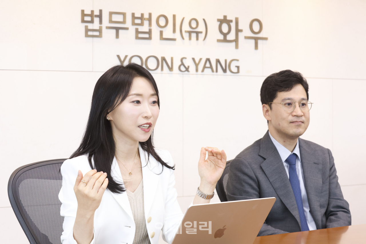 법무법인 화우 윤소연(왼쪽) 변호사와 김영주 변호사가 이데일리와 인터뷰를 하고 있다. (사진=이영훈 기자)