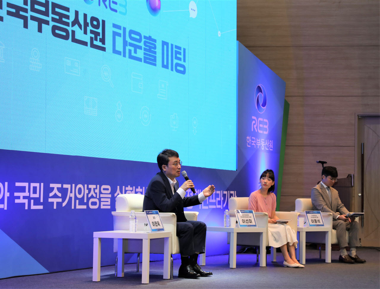 이헌욱 한국부동산원 원장(왼쪽)이 지난 20일 본사에서 진행된비전 선포식에서 발언하고 있다.(사진=한국부동산원)
