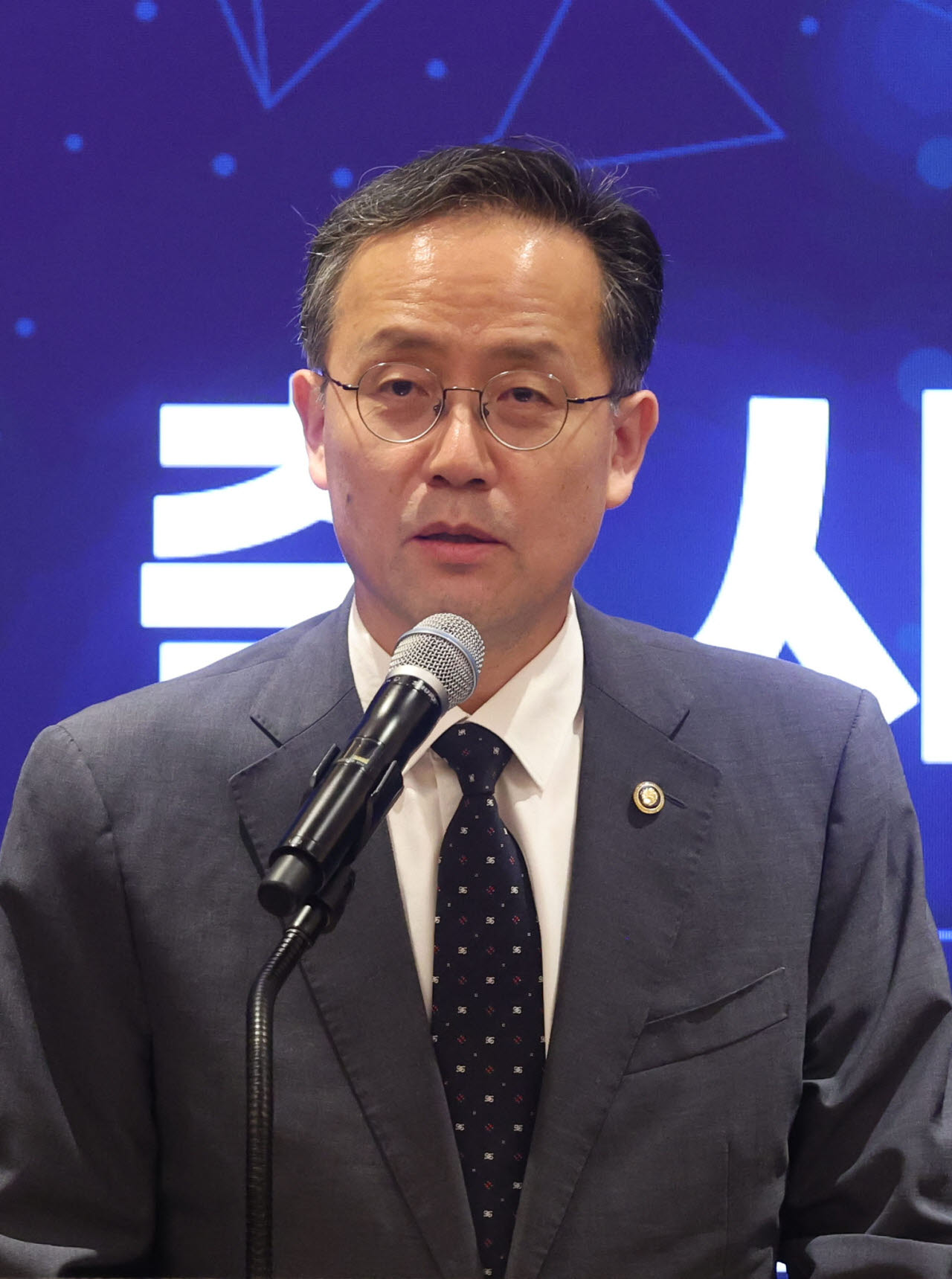  AI 에이전트와 피지컬 AI'에서 축사하고 있다.