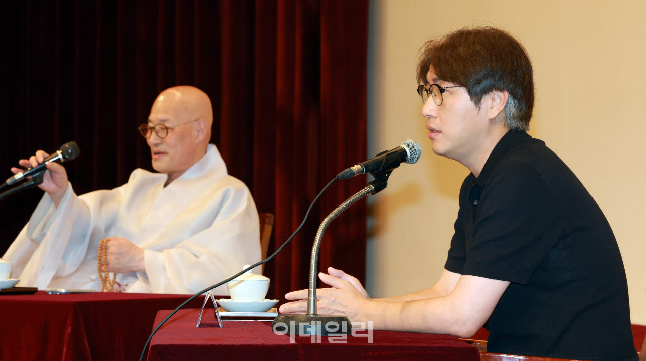 하정우 전 청와대 AI미래기획수석비서관이 21일 서울 종로구 한국불교역사문화기념관에서 열린 'AI 시대, 한국불교의 미래를 말하다' 주제 강연에 앞서 조계종 총무원장 진우스님과 대담하고 있다. (사진=방인권 기자)