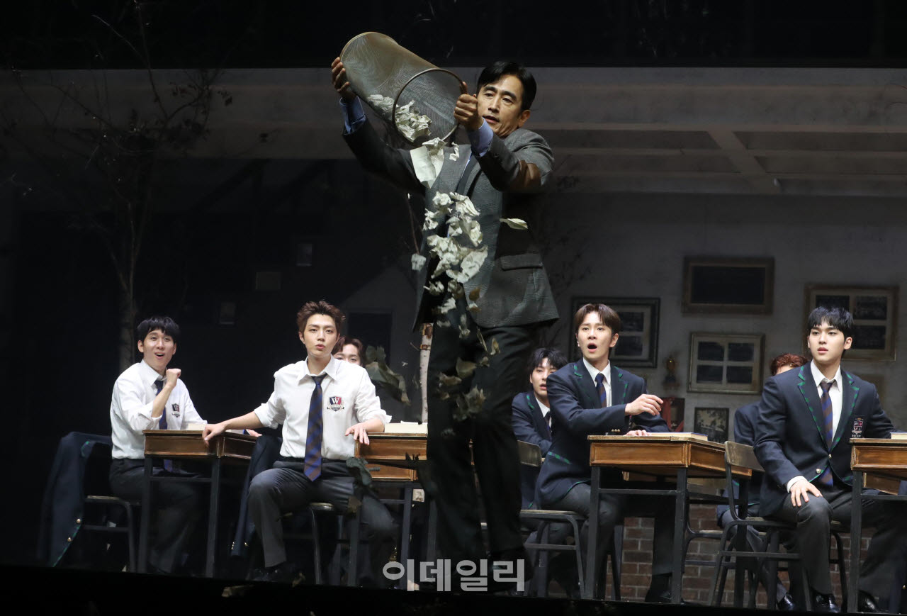 [포토] 책 찢어버리는 키팅