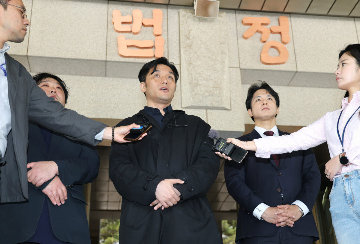 작년 1월 윤석열 전 대통령 구속영장 발부 직후 서울서부지법 난동 사태 현장에서 촬영하다가 경찰에 붙잡혀 1·2심에서 유죄를 선고받은 받은 정윤석 다큐멘터리 감독(가운데)이 지난 4월 30일 서울 서초구 대법원을 나와 입장을 밝히고 있다 대법원은 이날 정윤석 감독을 포함해 서울서부지법 1·19 난동에 가담한 혐의로 기소된 18명에 대해 전원 유죄를 선고했다. (사진=연합뉴스)