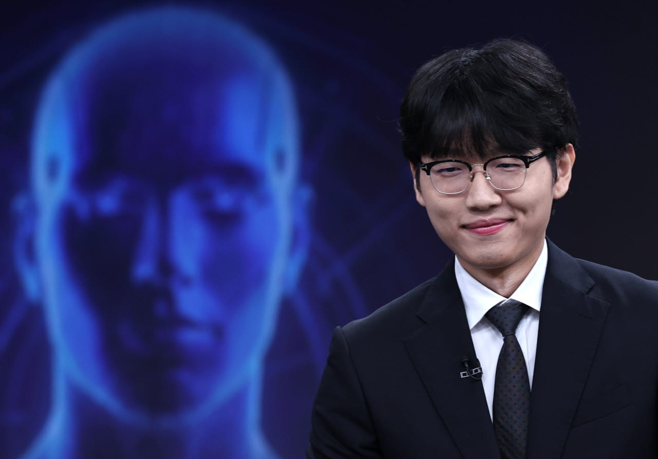 바둑 세계랭킹 1위 신진서 9단이 17일 오전 서울 중구 한국경제TV 스튜디오에서 열린 '쎈수학·한경 기신전(棋神戰)' 인공지능(AI) 프로그램 카타고(KataGo)와의 두 점 접바둑 3번기 첫 대국을 앞두고 인터뷰하고 있다. (사진=뉴스1)