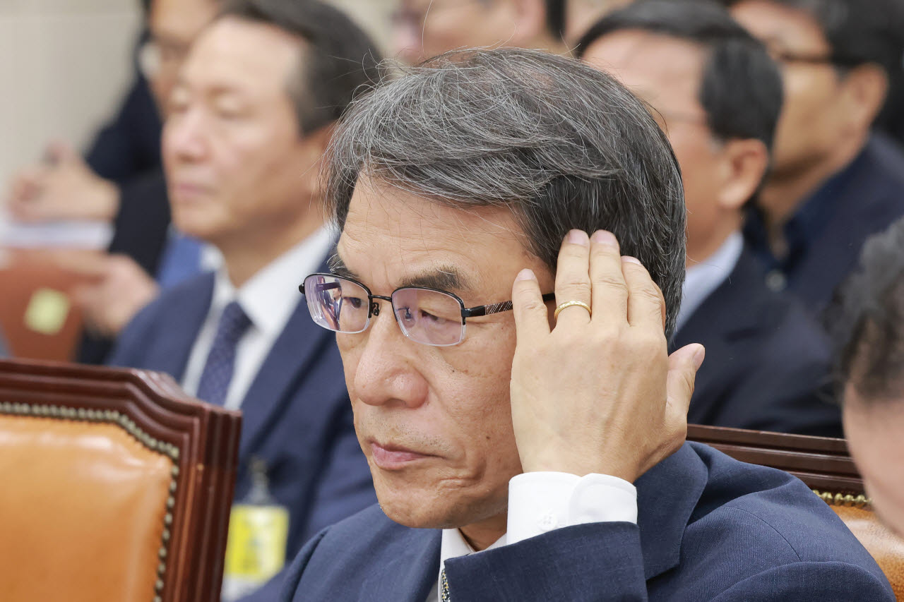 노태악 전 중앙선거관리위원장이 지난 14일 국회에서 열린 '제9회 전국동시지방선거 투표용지 부족 사태 등 국민 참정권 침해 진상규명 및 선거관리 개혁을 위한 국정조사 특별위원회' 제1차 청문회에서 머리카락을 만지고 있다. (사진=연합뉴스)