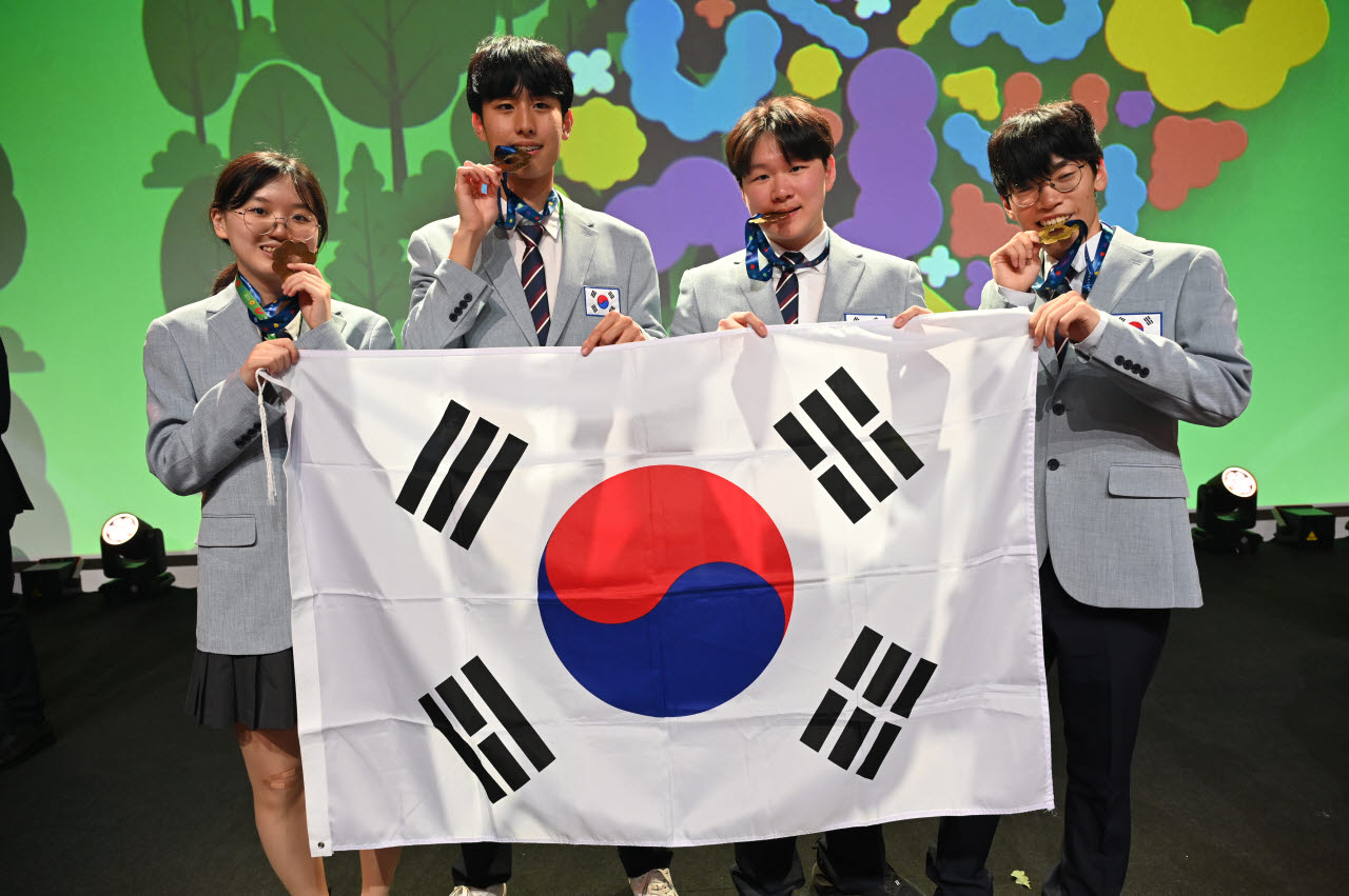한국대표단 학생들의 기념촬영사진.(왼쪽부터)오지윤 학생, 배준수 학생, 김민재 학생, 최재영 학생.(사진=과학기술정보통신부)