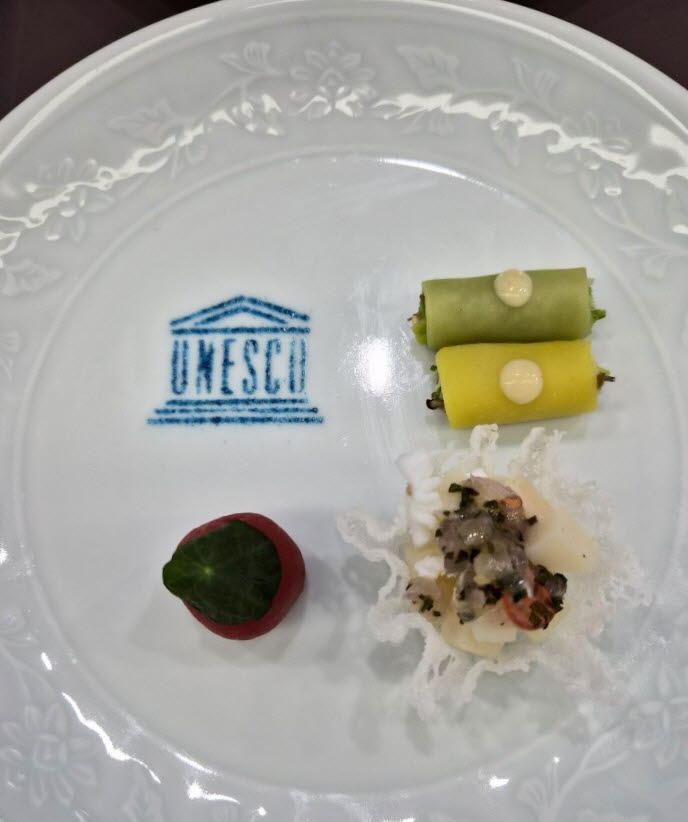 ‘제48차 유네스코 세계유산위원회’공식 행사 만찬에 제공된 대저 토마토, 해물 냉채, 밀쌈 등을 활용한 모둠 전채. (사진=롯데호텔앤리조트)