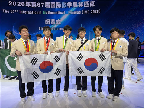 한국대표단 기념촬영(메달 시상식). 왼쪽부터 변서진·이현준·홍승욱·김채민·김동현·심성진 학생. 사진=과기정통부