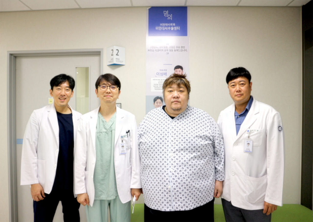 인천세종병원 이성배 비만대사수술센터장(오른쪽), 심장혈관흉부외과 전창석 과장(오른쪽 세 번째), 외과 정성우 과장(왼쪽)이 퇴원을 앞둔 환자 A씨와 기념촬영을 하고 있다.