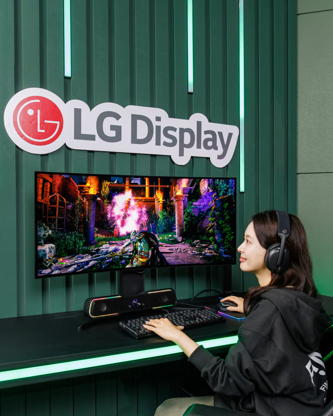 LG디스플레이 직원이 22일 서울 코엑스에서 열린 ‘K-디스플레이 2026’ LG디스플레이 부스에서 '39인치 21:9 5K2K 게이밍 OLED'를 체험하고 있다. (사진=LG디스플레이)