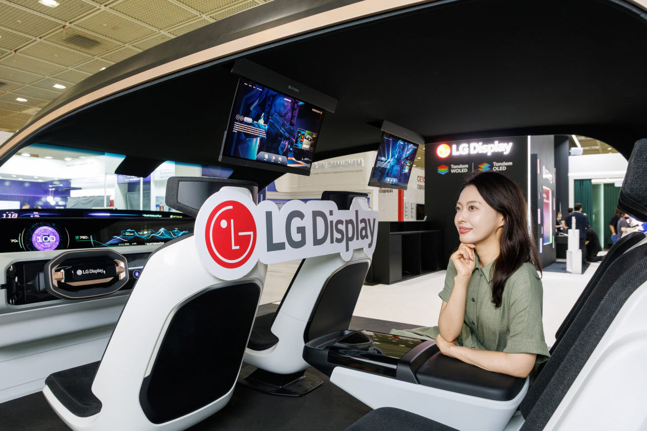 LG디스플레이 직원이 22일 서울 코엑스에서 열린 ‘K-디스플레이 2026’ LG디스플레이 부스에서 ’18인치 슬라이더블 OLED’ 등 다양한 차량용 디스플레이가 적용된 디지털 콕핏을 소개하고 있다. (사진=LG디스플레이)