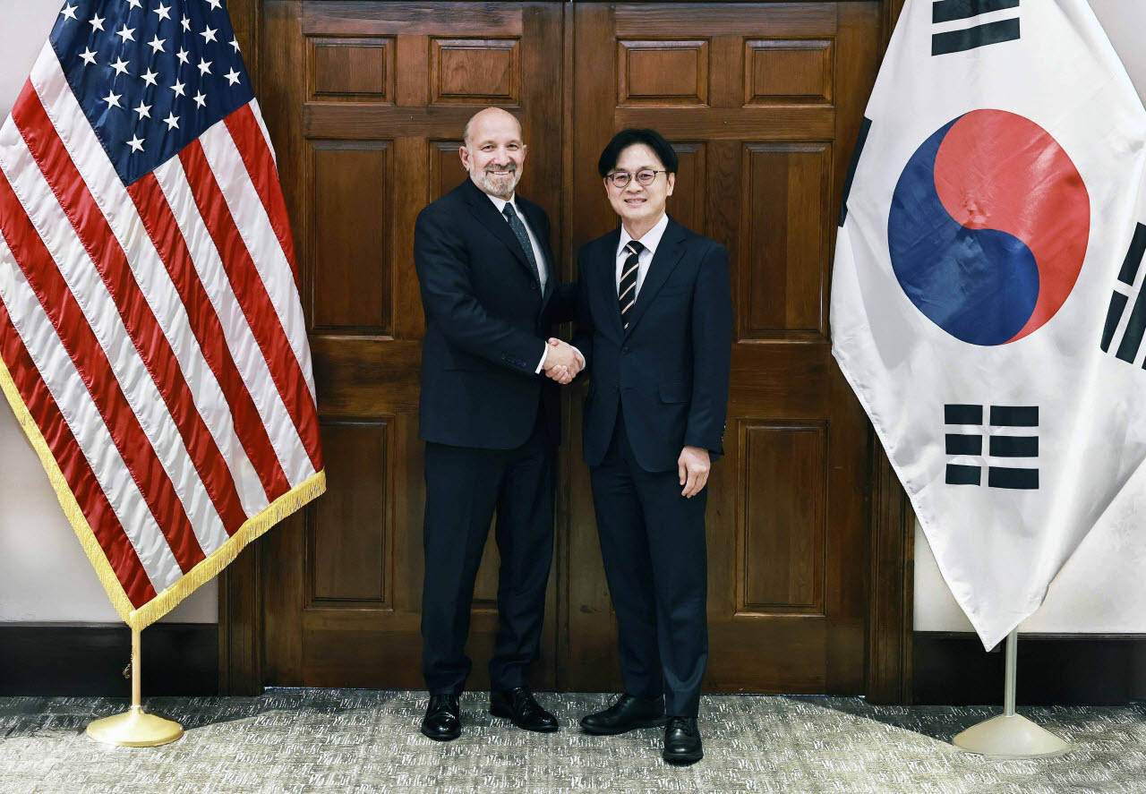 김정관 산업통상부 장관(오른쪽)이 지난 5월 8일(현지시간) 하워드 러트닉 미국 상무부 장관과 면담에 앞서 악수하고 있다. (사진=산업부)