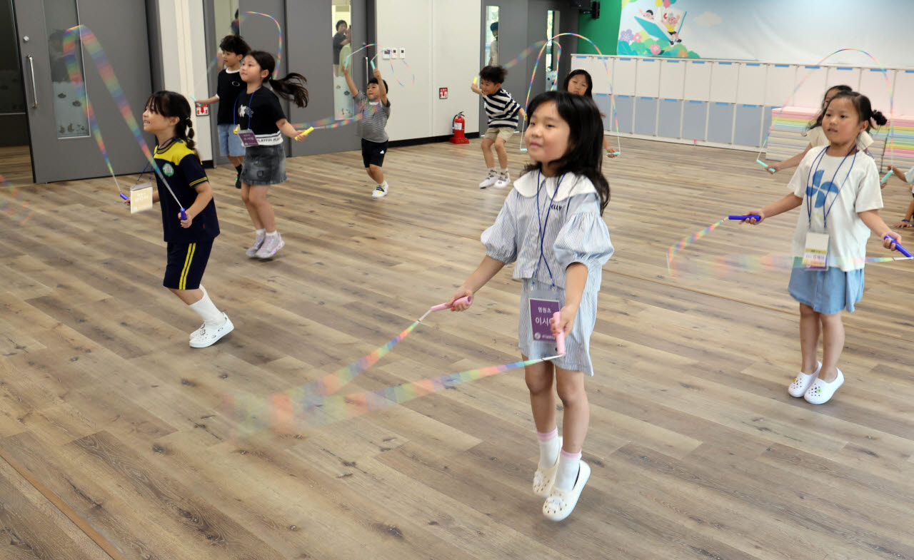 부산 강서구 명지늘봄전용학교에서 초등생들이 줄넘기 수업을 받고 있다. (사진=뉴시스)