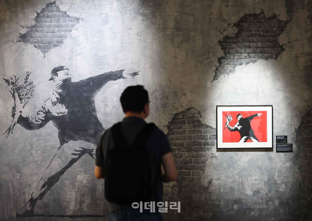 Still Here' 더현대 서울에서 감상하세요