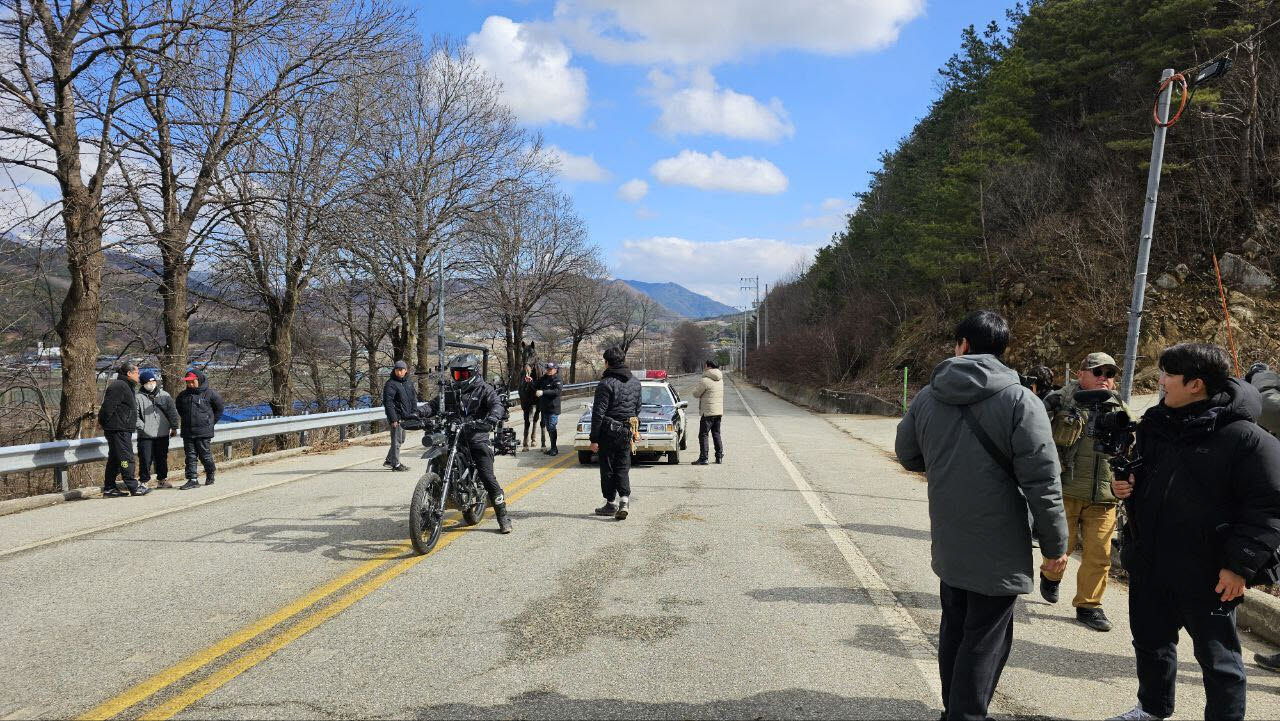 성기대교에서 촬영 준비 중인 '호프' 팀(사진=경남문화예술진흥원)