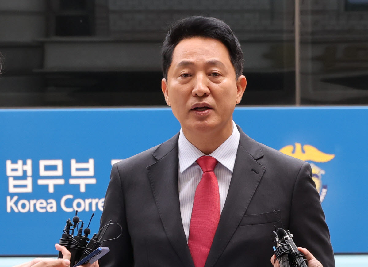 오세훈 서울시장이 지난달 17일 서울 서초구 서울중앙지방법원에서 열린 '명태균 여론조사 의혹' 사건 1심 결심공판에 출석하며 입장을 밝히고 있다. (사진=연합뉴스)