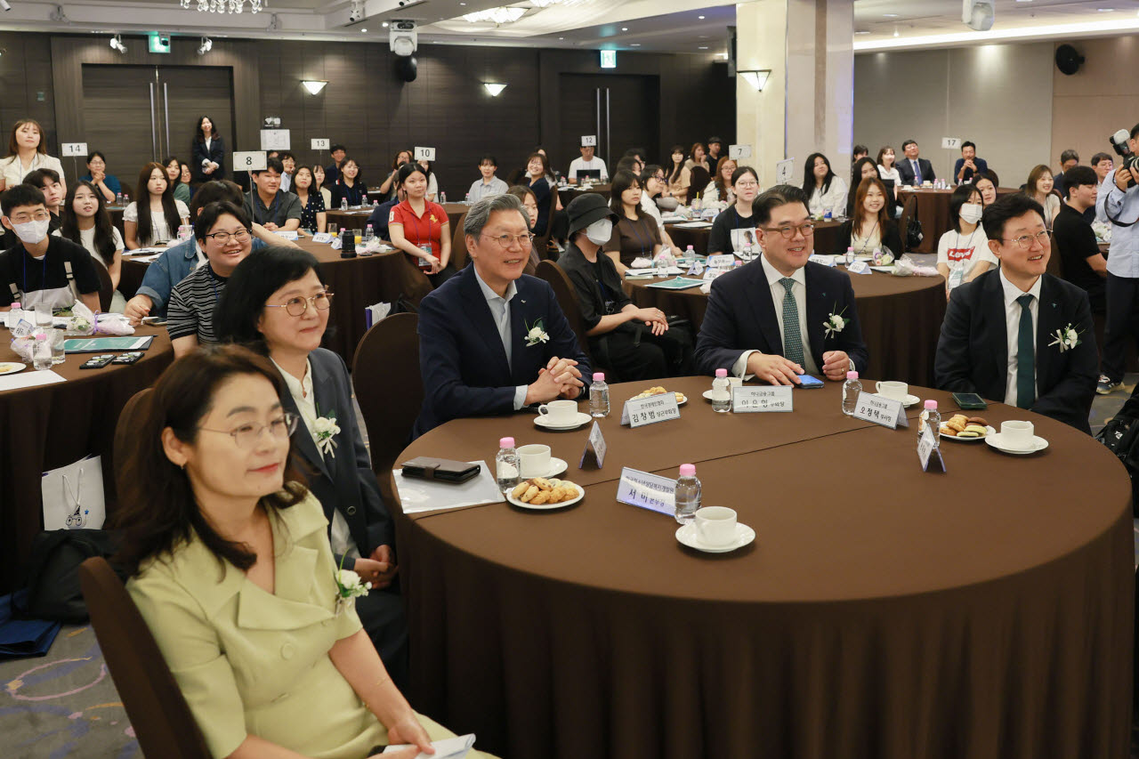 김창범 한국경제인협회 부회장(왼쪽 세번째), 이은형 하나금융그룹 부회장(왼쪽 네번째), 한정원 한국청소년상담복지개발원 이사장(왼쪽 두번째)을 비롯한 참가자들이 22일 서울 중구 로얄호텔서울에서 열린 '청년애(愛) 유스 브릿지 학교 밖 청소년 장학지원 사업 발대식'에서 대표장학생 소감을 경청하고 있다.(사진=한경협)