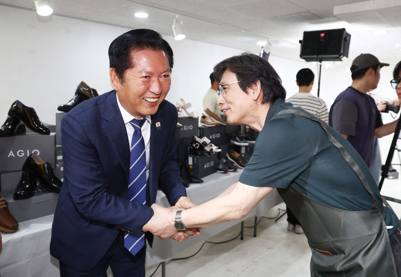 아지오 오픈 행사서 만난 정청래·유시민(사진 = 뉴시스)