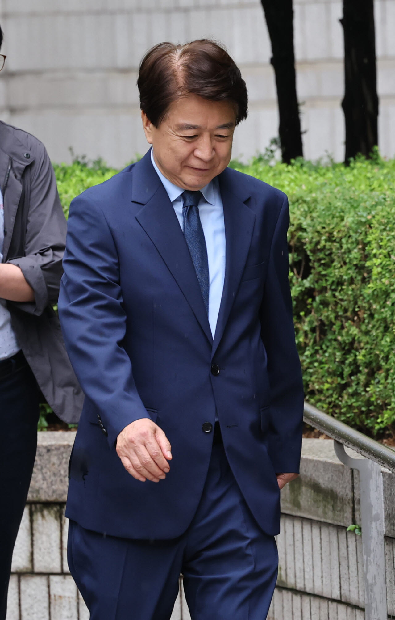 노웅래 전 더불어민주당 의원이 22일 서울 서초구 서울중앙지방법원에서 열린 정치자금법 위반 혐의 항소심 선고 공판을 마친 뒤 법원을 나서고 있다. (사진=공동취재)