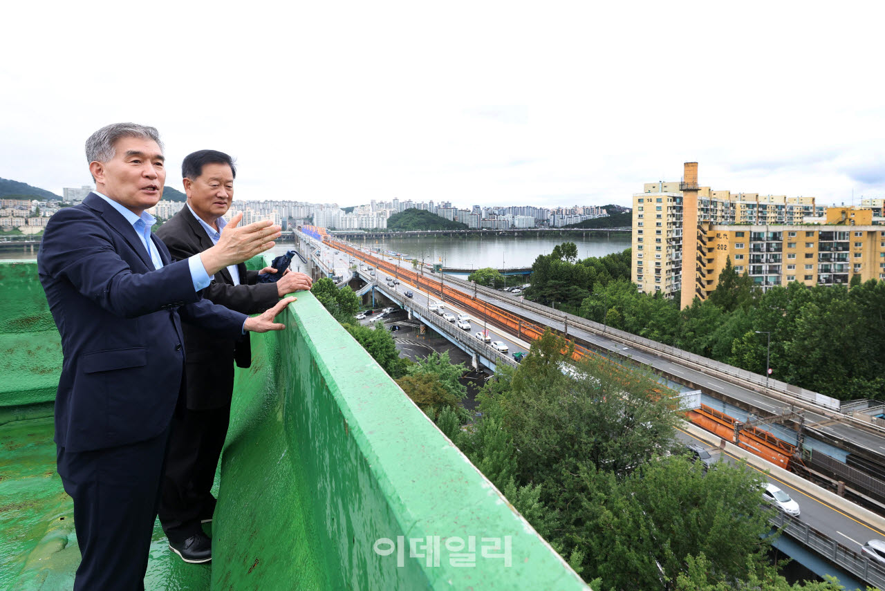[포토] 압구정 재건축 현장 점검하는 김현기 강남구청장