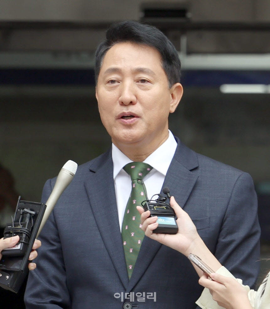 오세훈 서울시장이 22일 서울 서초구 서울중앙지방법원에서 열린 정치자금법 위반 혐의 1심 선고 공판 후 법원을 나서고 있다.(사진=사진공동취재단)