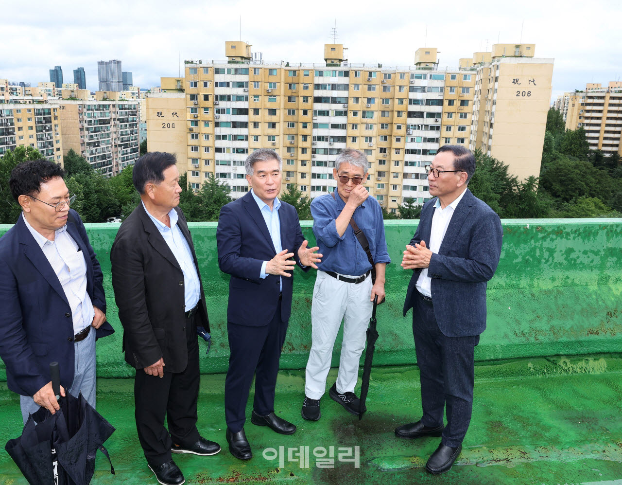[포토] 김현기 강남구청장, 압구정 재건축 현장 소통